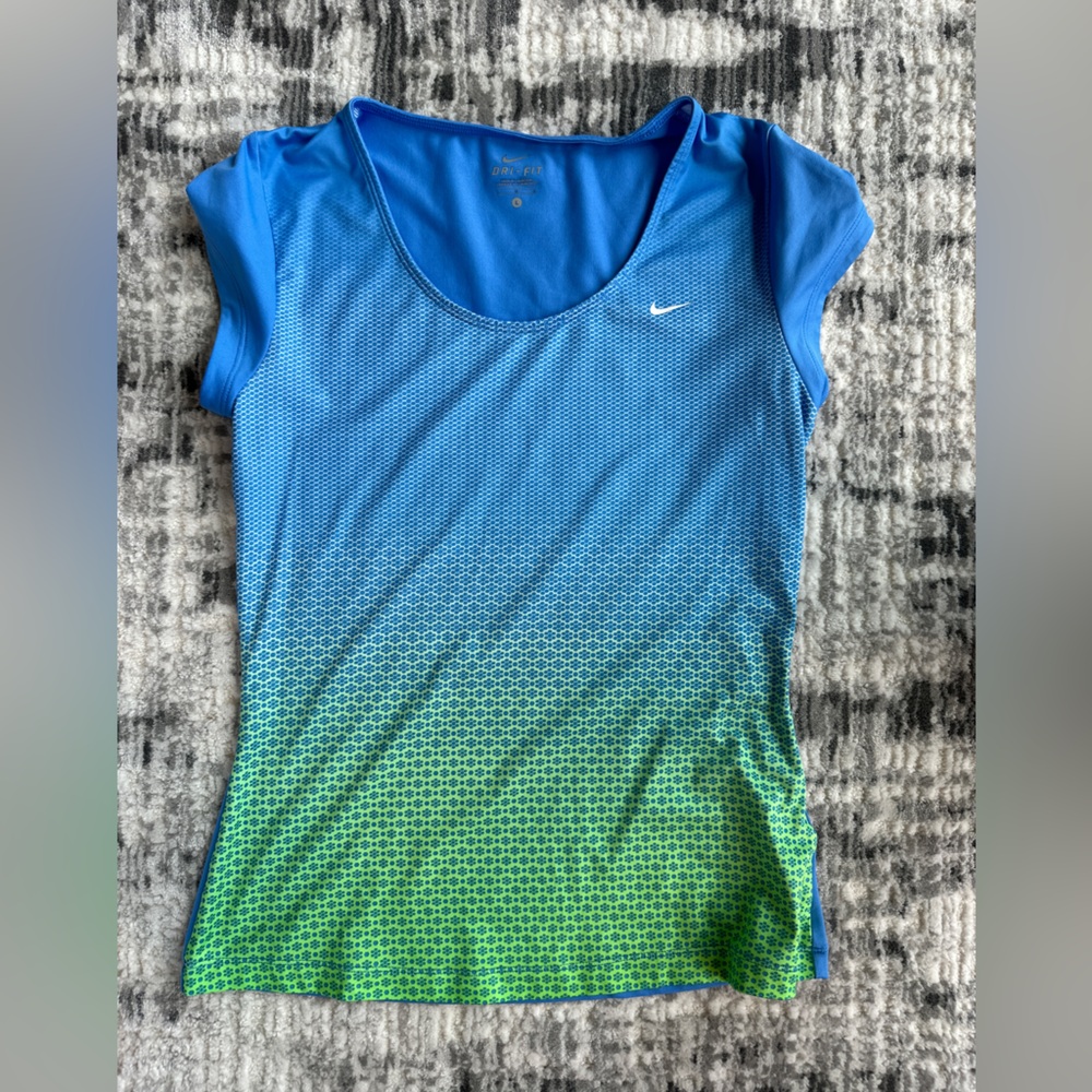 Nike Women's Tennis Shirt. Size Large.